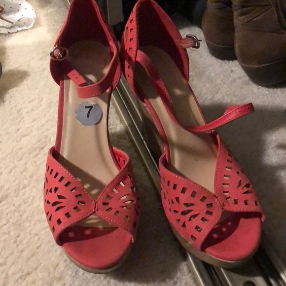 Salmon colored wedges - Picture 2 of 2